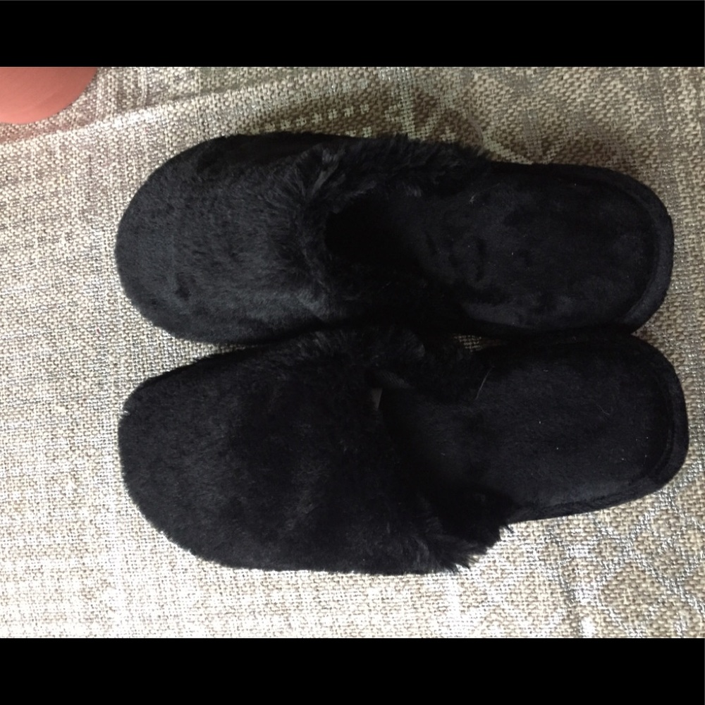 Totes, toasties Black furry memory foam slippers